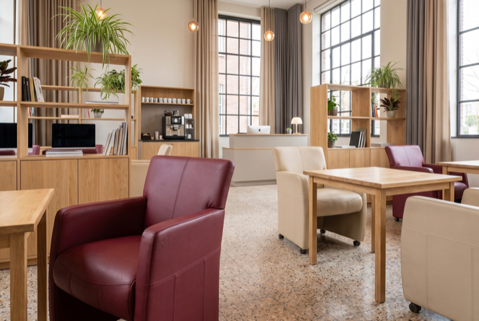 Rote Loungesessel in hellem Wartebereich