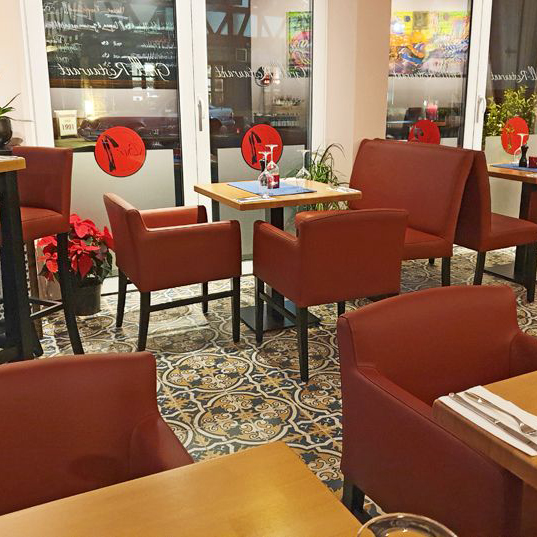 gastronomie-polsterstuhl-lebor-arm-_4 Beizton: Wenge/Bezug: Echtleder Cherry/Foto: Grill-Restaurant Bar 1