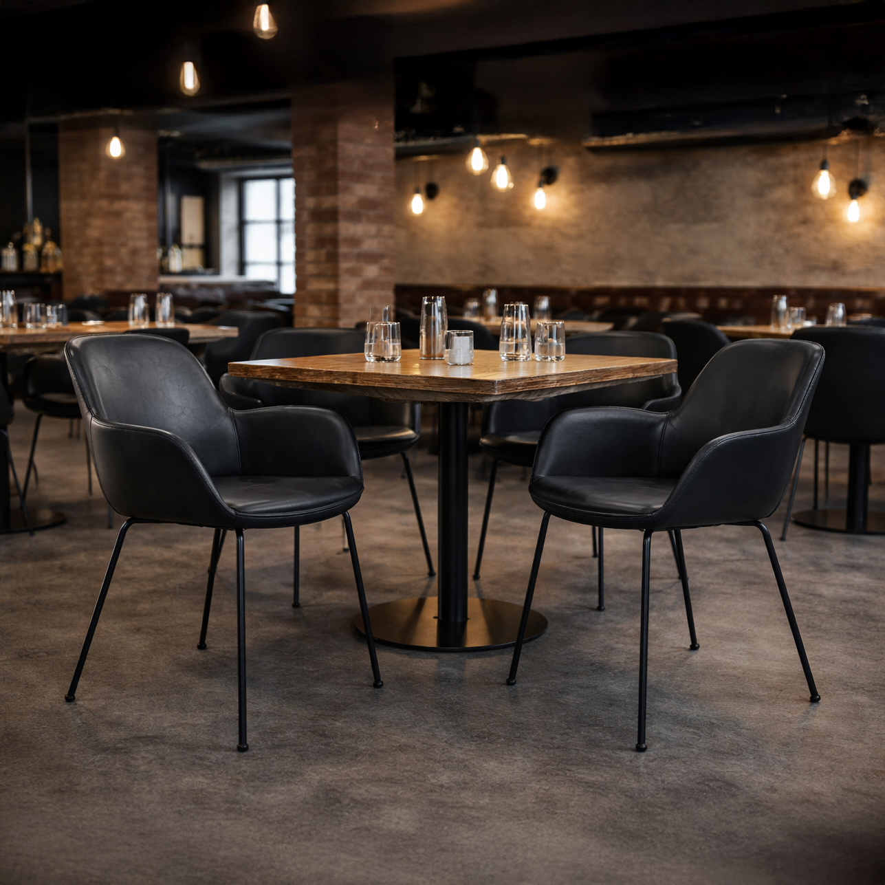 Rito Antique Black Indoorstuhl mit Armlehnen und Vollpolsterung – Stimmungsbild im Restaurant