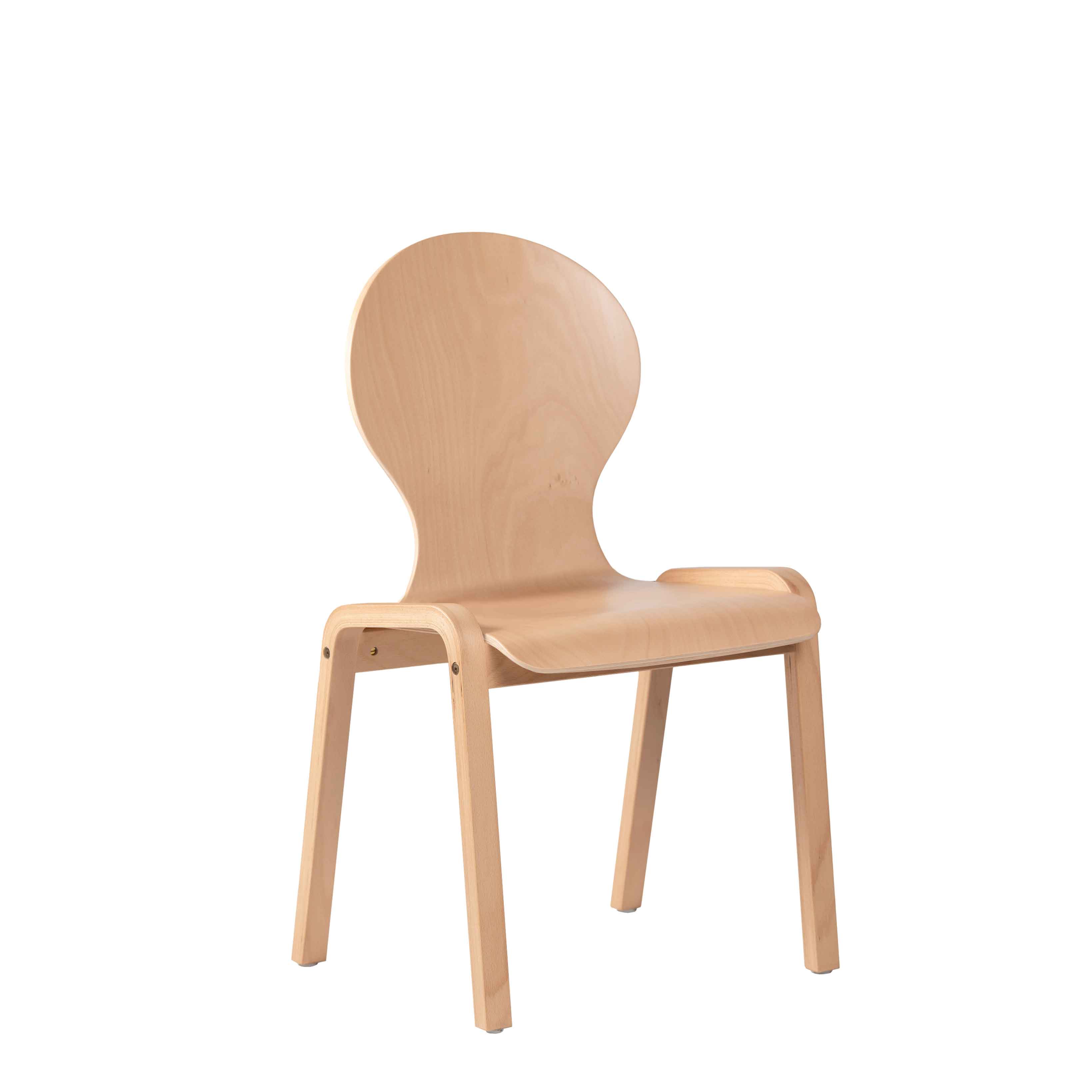 konferenzstuhl_stapelbar_eruno_100_w_vorne Konferenzstuhl Eruno 100 W mit runder Rückenlehne und Holzsitzfläche aus Buchenholz – schräge Vorderansicht