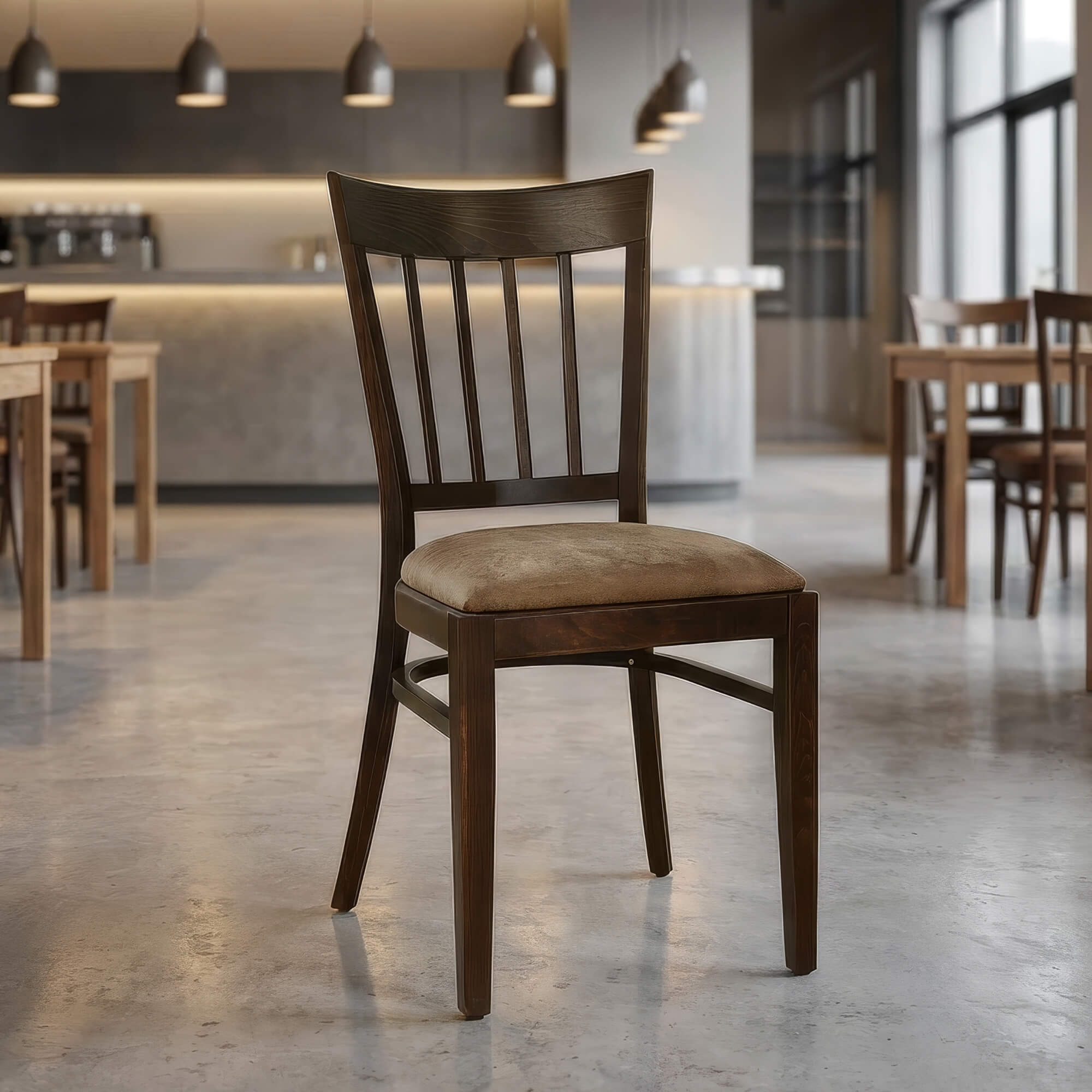 Gastronomie Holzstuhl Bana P ST aus dunklem Holz mit gepolsterter Sitzfläche in modernem Restaurant