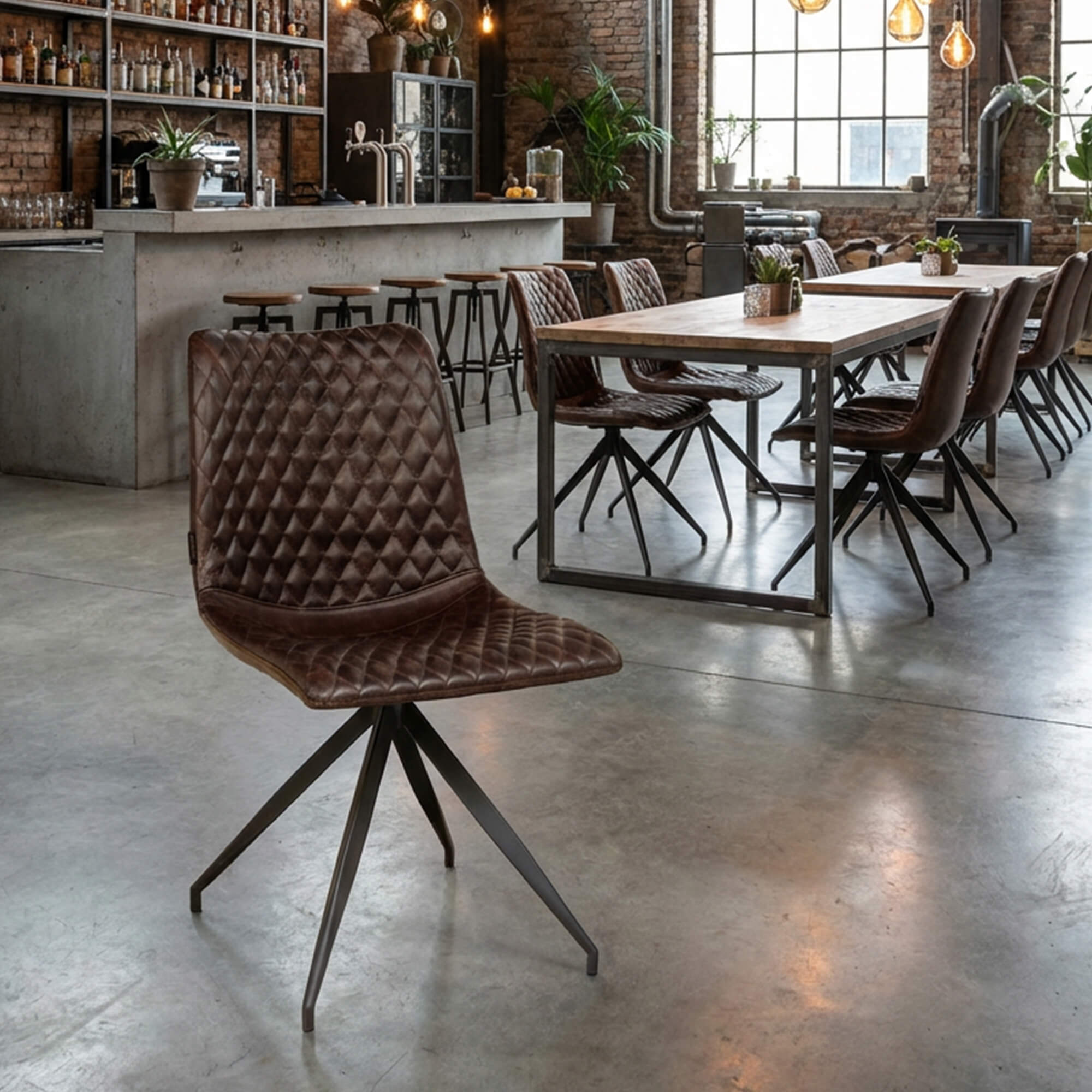 Industrialstuhl Xenro – dunkelbrauner Industrialstuhl mit gesteppter Lederoptik in urbanem Loft-Restaurant