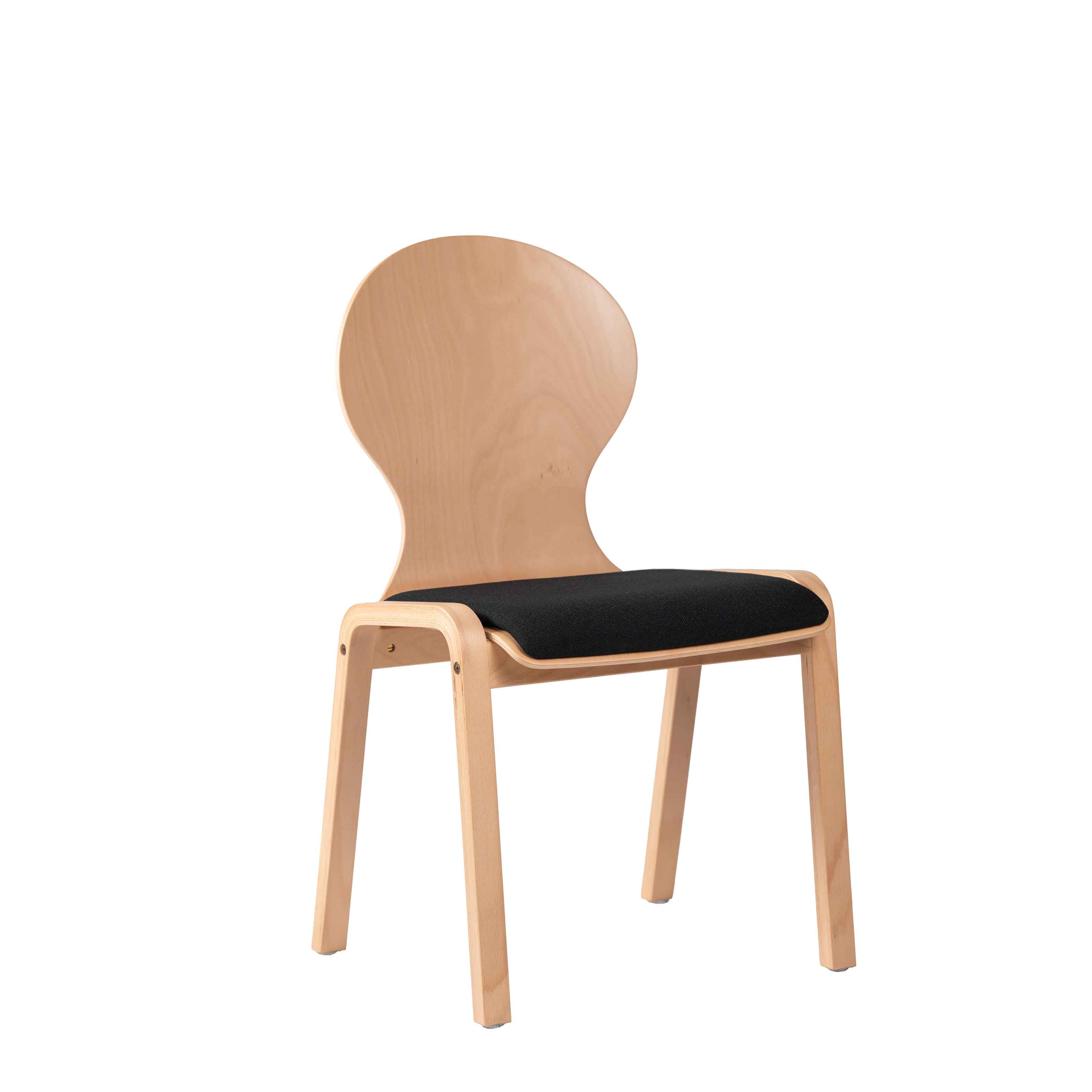 konferenzstuhl_stapelbar_eruno_110_w_vorne Konferenzstuhl Eruno 110 W mit runder Rückenlehne und gepolsterter Sitzfläche aus Buchenholz – schräge Vorderansicht