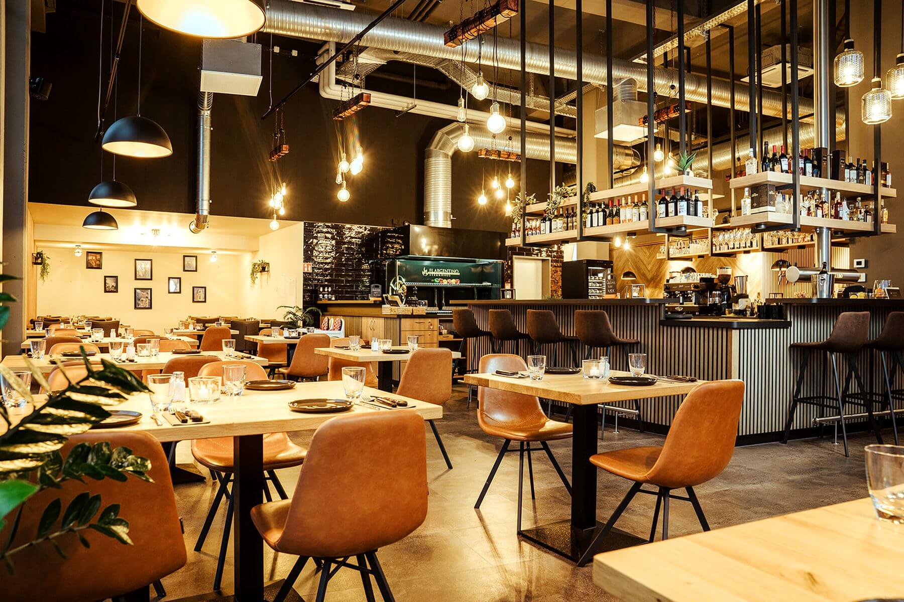 Gastraum im El Argentino Steakhaus Lauchringen Gastraum im El Argentino Steakhaus Lauchringen mit Bar, gedeckten Tischen und Polsterstühlen