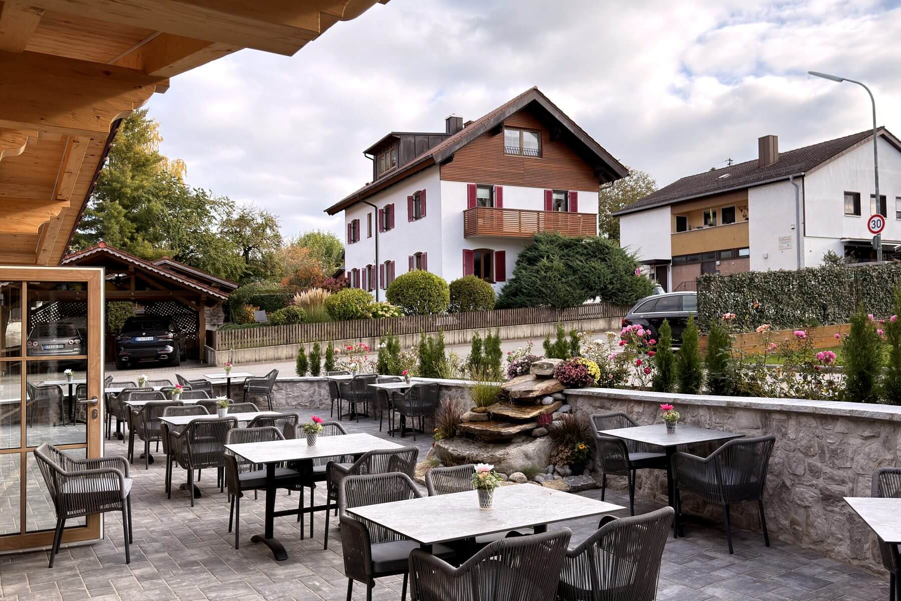 Außenbereich des Restaurant Pfeiffer Außenbereich des Restaurant Pfeiffer am Wörthsee mit Terrasse, grauen Stühlen und mehreren Tischgruppen