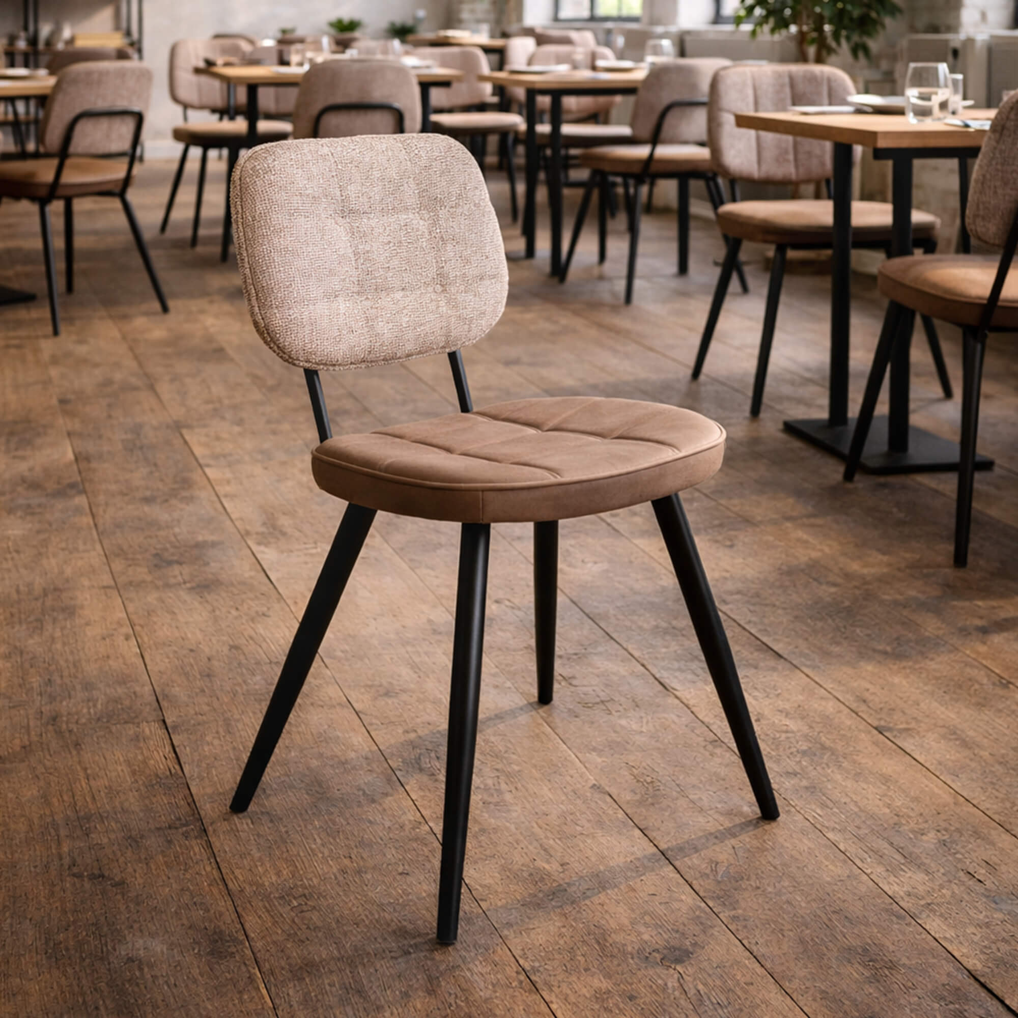 Restaurantstuhl Bisano Beige im modernen Restaurant Restaurantstuhl Bisano – beigefarbener Restaurantstuhl mit gepolsterter Sitzfläche in modernem Gastraum