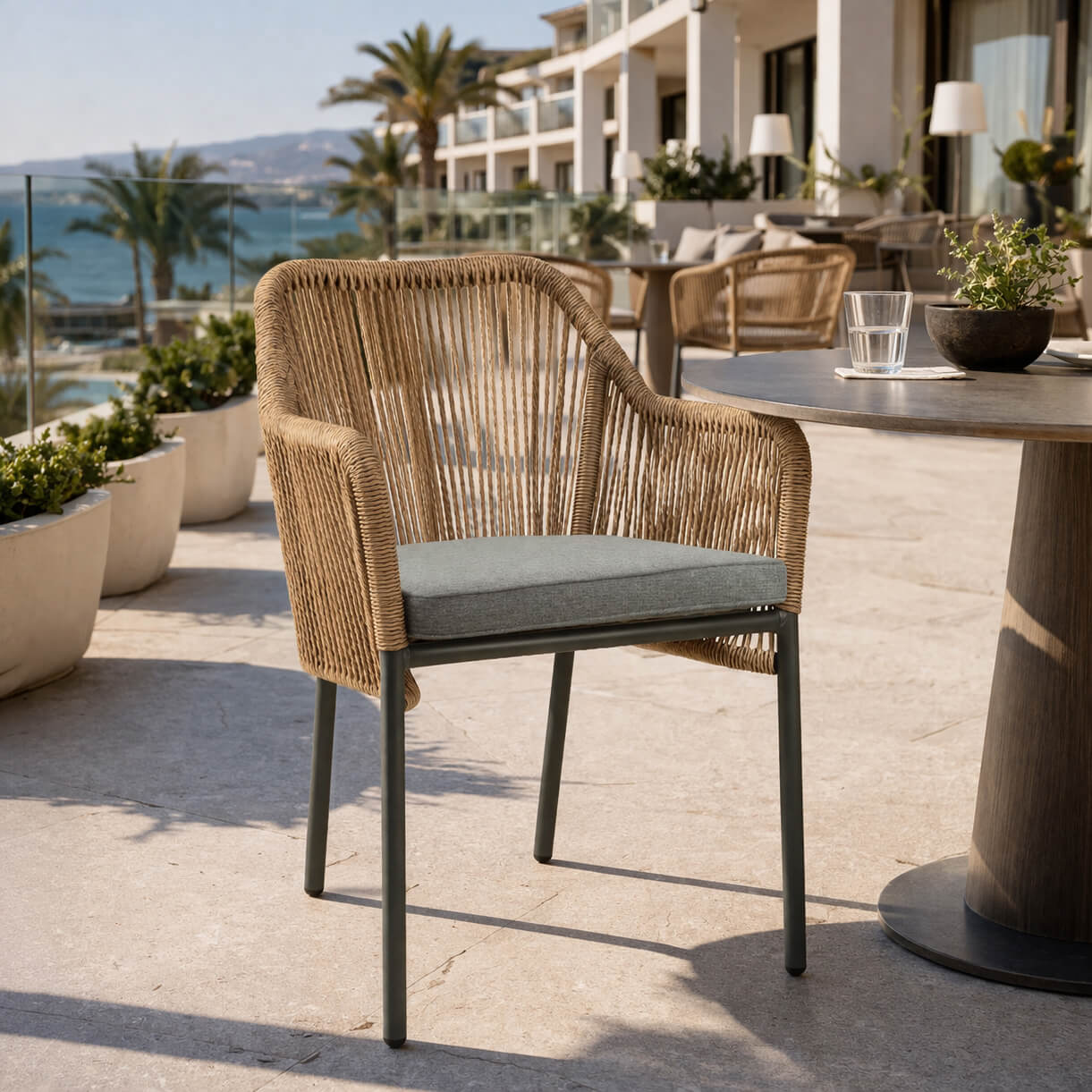 terrassenstuehle_gastronomie_Baleris_natur_gestell_milieubild_einzeln Baleris natur Outdoorstuhl mit Geflecht und Sitzkissen – Milieubild Einzeln