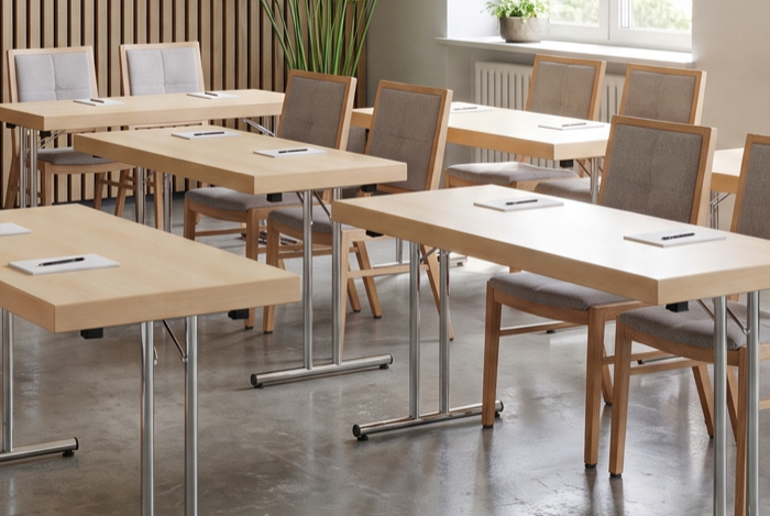 Klapptische und Stühle in einem Seminarraum