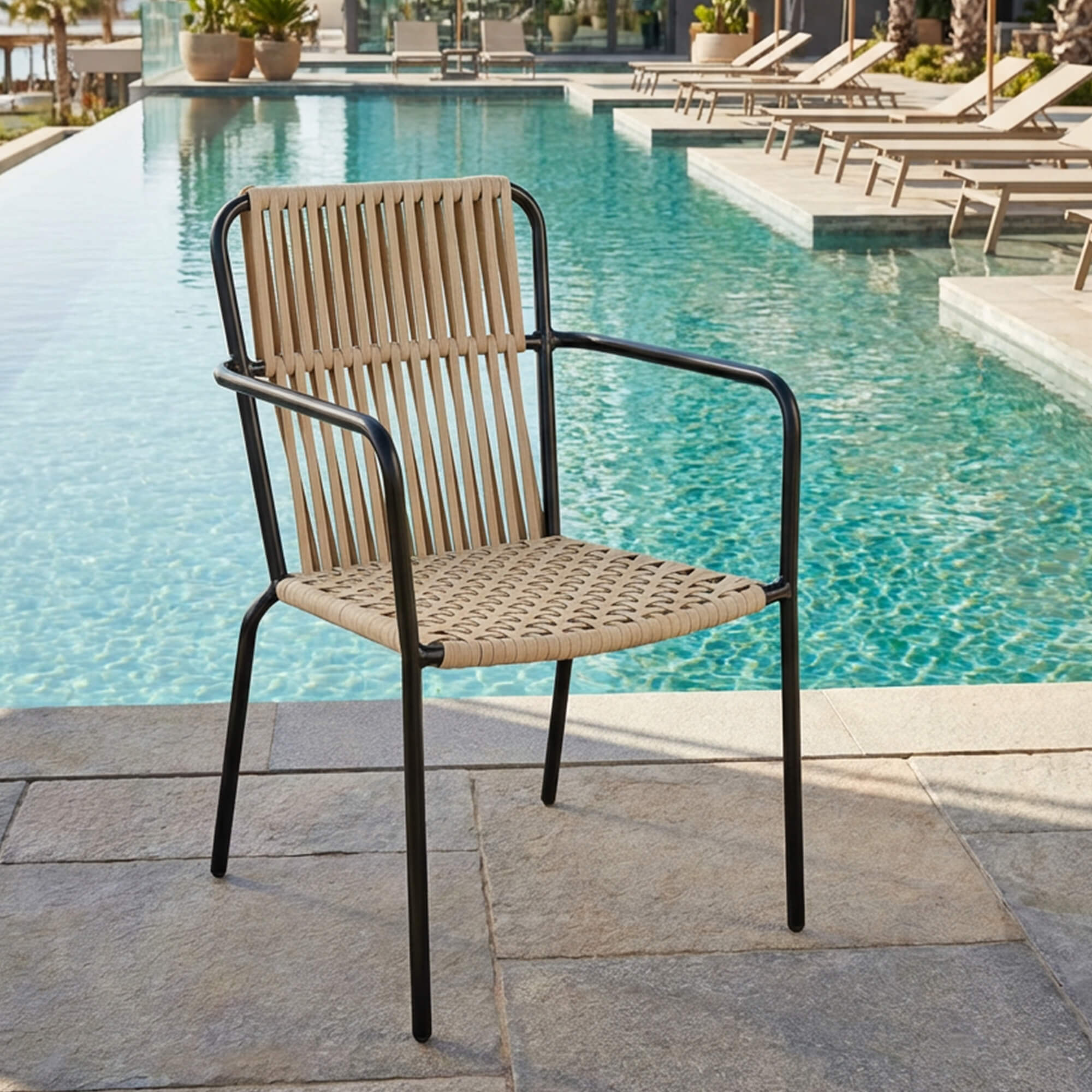 Outdoorstuhl Jackson – stapelbarer Outdoorstuhl mit hoher Rückenlehne am Pool auf Hotelterrasse