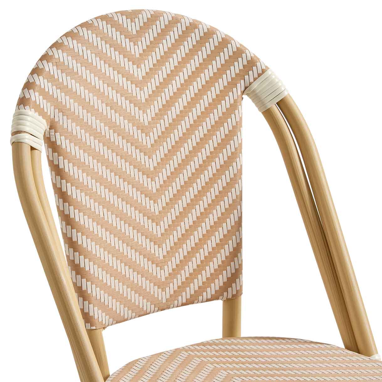 terassenstuehle_stapelbar_zypern_cream_white_detail_1 Zypern Cream White Outdoorstuhl mit Rückenlehne mit beige-weißem Flechtmuster in Rattan-Optik - Detailansicht Rückenlehne