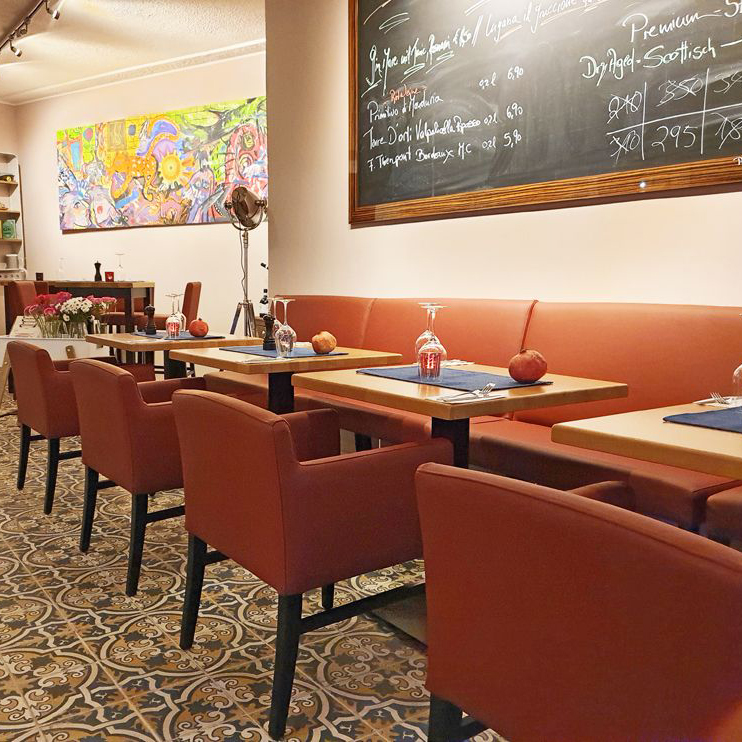 gastronomie-polsterstuhl-lebor-arm-_3 Beizton: Wenge/Bezug: Echtleder Cherry/Foto: Grill-Restaurant Bar 1
