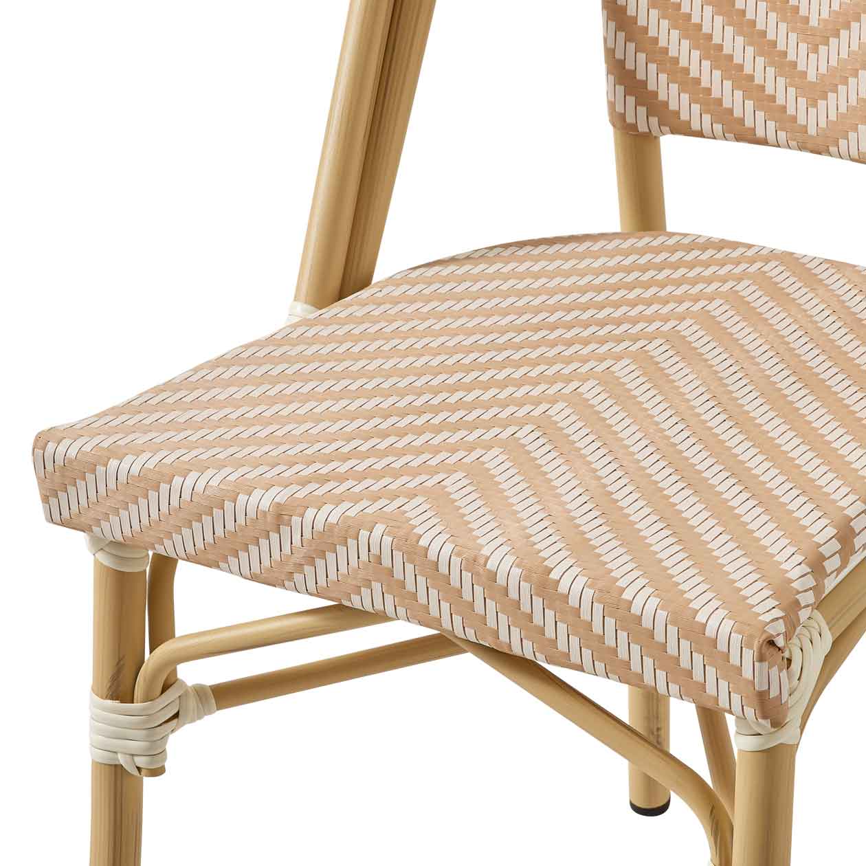terassenstuehle_stapelbar_zypern_cream_white_detail_2 Zypern Cream White Outdoorstuhl mit Rückenlehne mit beige-weißem Flechtmuster in Rattan-Optik - Detailansicht Sitzfläche