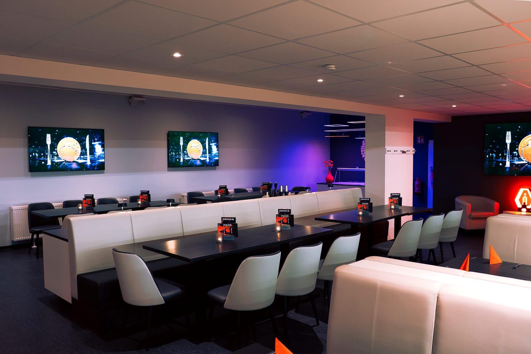 Lounge mit Tischreihen und TV-Wand Loungebereich der Players Lounge Finnentrop mit Tischreihen, Sitzmöbeln und TV-Wand