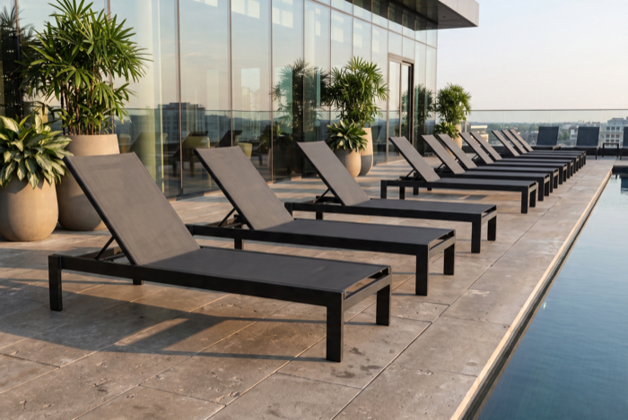 Sonnenliegen auf einer Dachterrasse