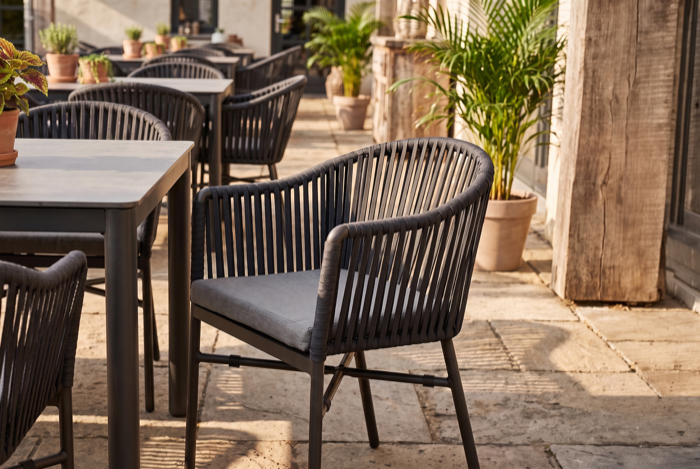 Schwarze Terrassenstühle auf Restaurantterrasse