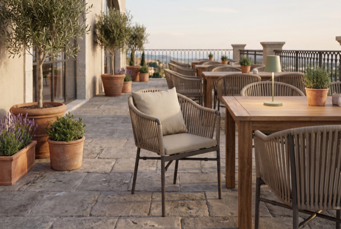 Outdoor-Sitzmöbel mit Kissen auf Terrasse