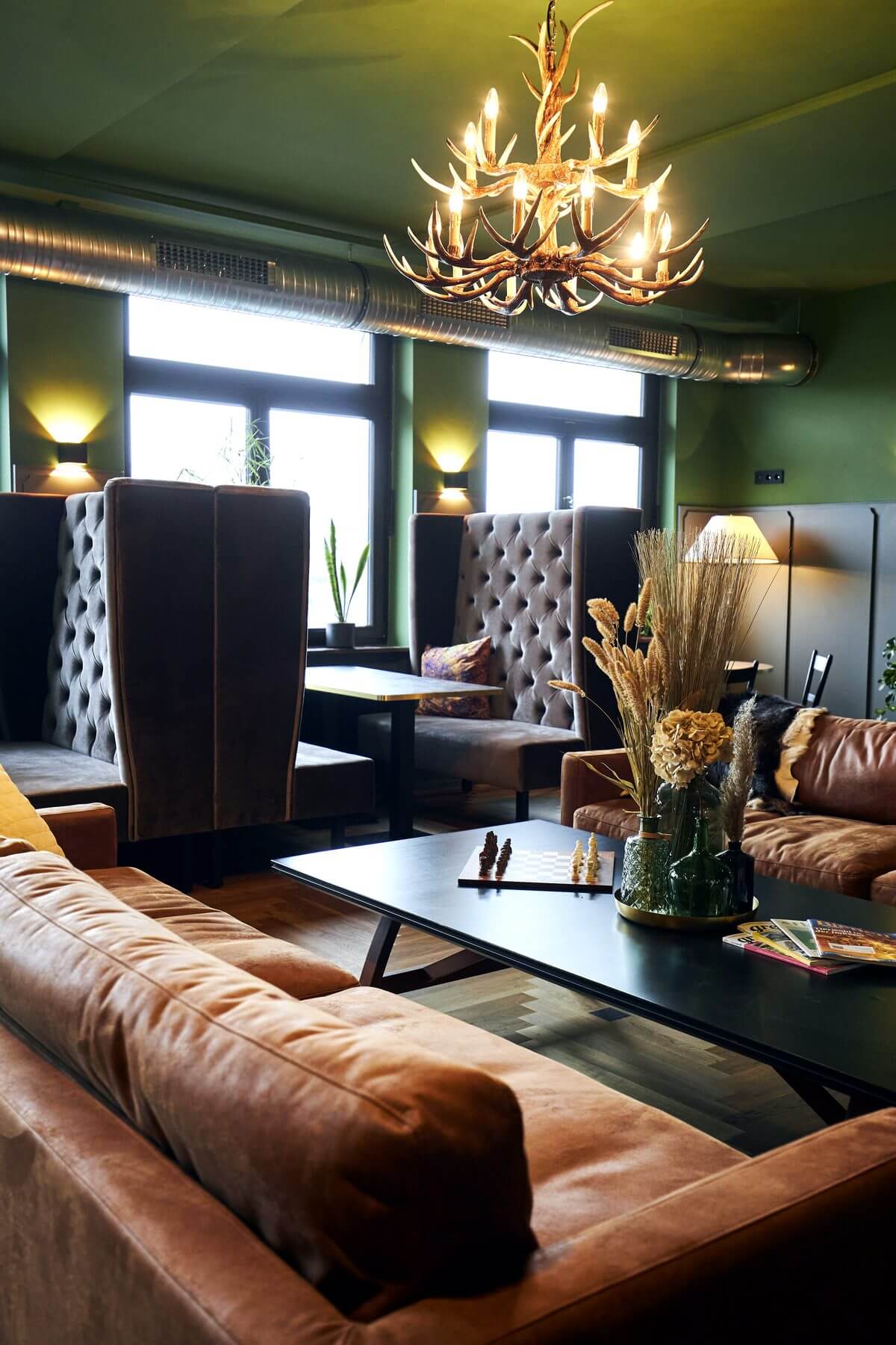 Hochformat des Loungebereichs bei ERCK Hochformataufnahme des Loungebereichs bei ERCK Bad Schönborn mit Sofa und Banksystem
