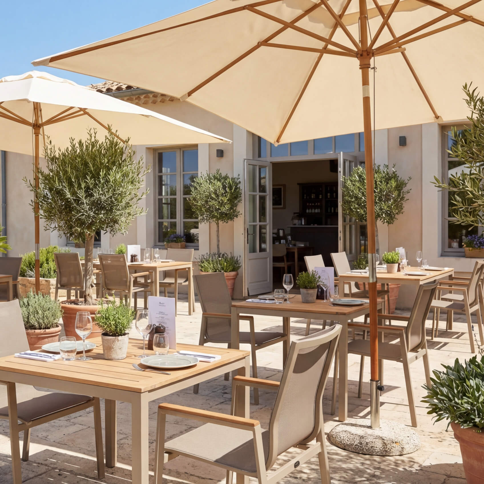 terrassenstuehle_gastronomie_stramo_taupe_milieubild_restaurant Stramo taupe Outdoorstuhl mit Geflecht – Milieubild Restaurant