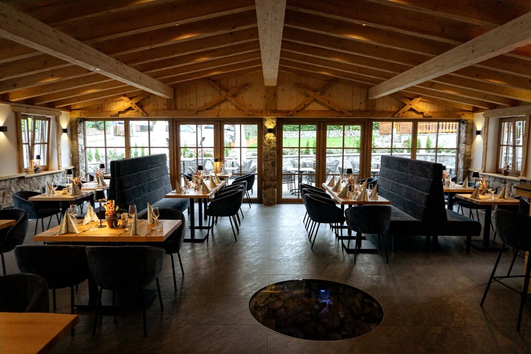 Innenbereich des Restaurant Pfeiffer Innenbereich des Restaurant Pfeiffer am Wörthsee mit Polsterbänken, Tischen und großen Fenstern