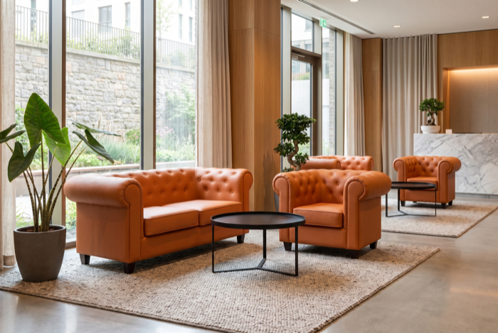 Orange Loungesofas mit Couchtisch im Innenbereich