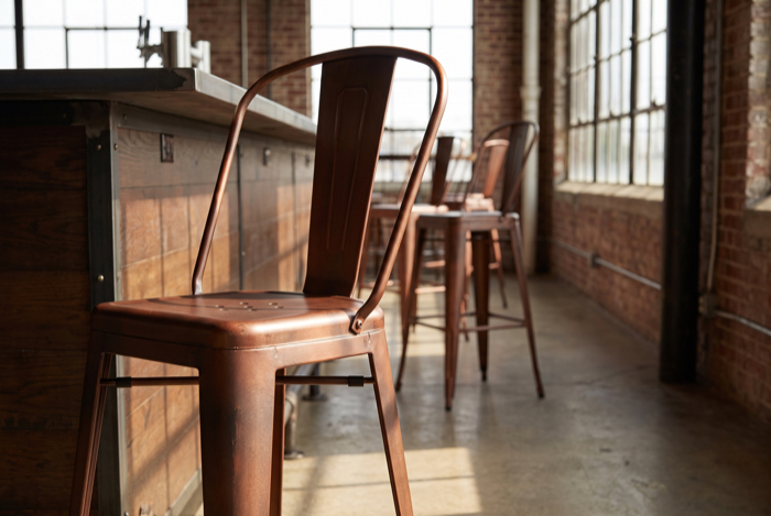 Metallbarhocker an einer Bar im Industrialstil