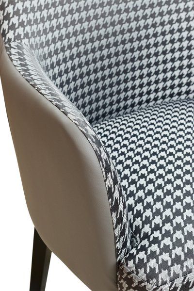 Beizton: Schwarz/Bezug: Kaiman-494 (außen),Cassio-14 (innen)