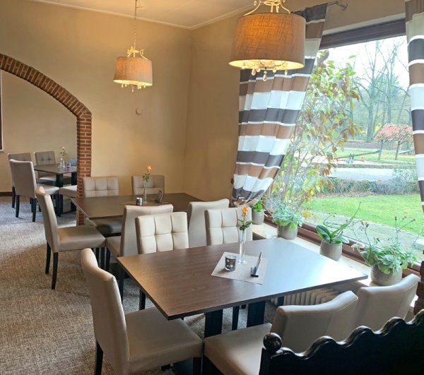 Beizton: Wenge/Bezug:D-1128/Foto: Café Gut Aarnink, Bad Bentheim