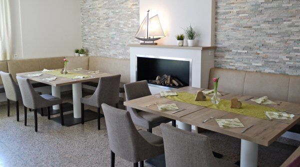 Beizton: American Walnut/Bezug: Lux-04/Foto: Hotel & Restaurant Am Obstgarten