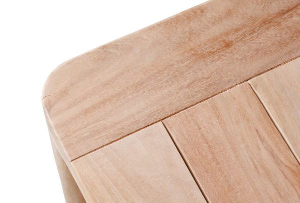 Nahaufnahme der Plattenstruktur und sanft gerundeten Kante des Tischs Zubella 140