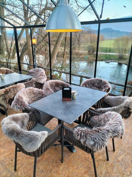 Gastronomie Terrassenstuhl Ramila-48 Taupe als moderner, wetterfester Outdoorstuhl mit Geflecht und Kissen auf Metallgestell im Gasthof zum Anker | Bad Staffelstein