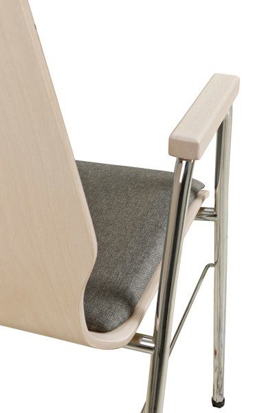 Beizton: Kastelleiche | Bezug: Lux 5Konferenzstuhl Eruno-210-A50 mit Polstersitz, Holzlehne, Armlehnen und verchromtem Gestell Detailasnciht Armlehne