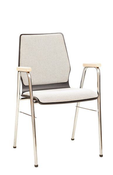 Konferenzstuhl Eruno-220-A50 mit Sitz- und Rückenpolster, Holzlehne, Armlehnen und verchromtem Gestell Frontansicht