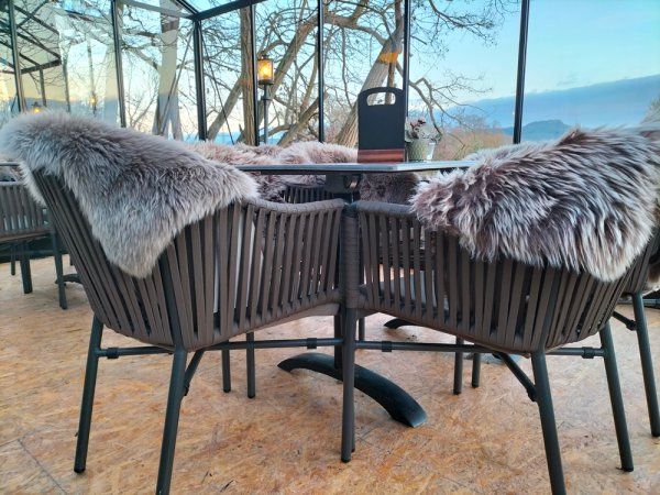 Gastronomie Terrassenstuhl Ramila-48 Taupe als moderner, wetterfester Outdoorstuhl mit Geflecht und Kissen auf Metallgestell im Gasthof zum Anker | Bad Staffelstein