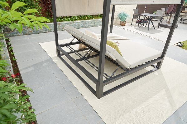 Luxuriosa Outdoor Daybed