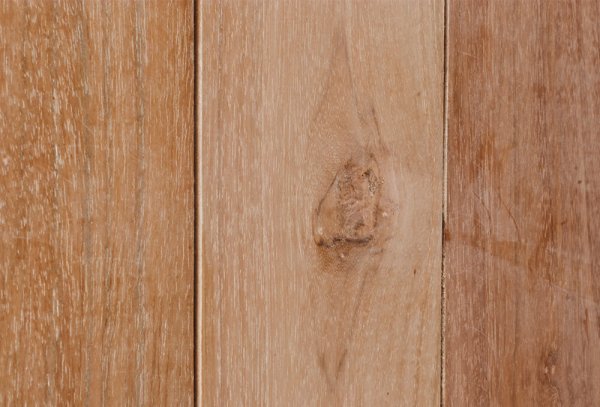 Nahaufnahme der natürlichen Holzmaserung beim Outdoor-Tisch Zubella 80 für Gastronomie